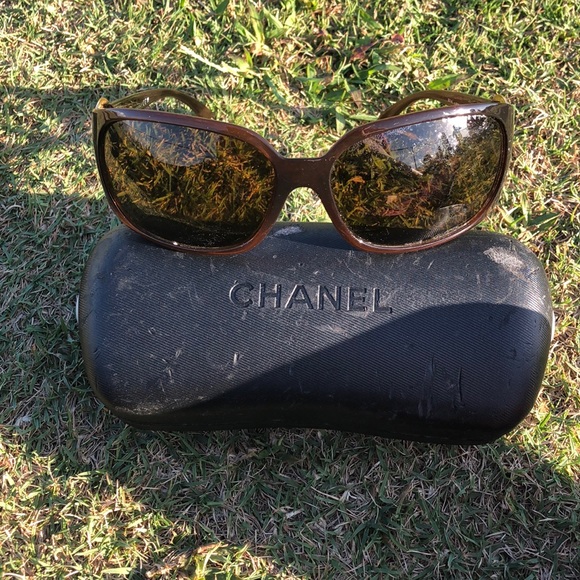 Chanel Sunglasses w case - Picture 1 of 8